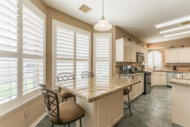 Photo 12 of 26 - 9811 Therrell Dr, Houston, TX 77064