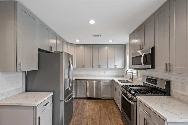 Photo 4 of 21 - 3838 Alsace St, Houston, TX 77021
