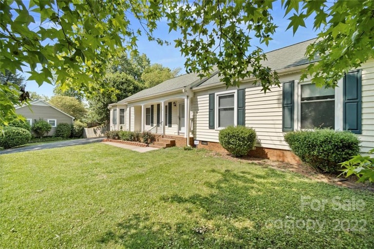 Photo 2 of 32 - 2116 Helen Dr, Gastonia, NC 28054