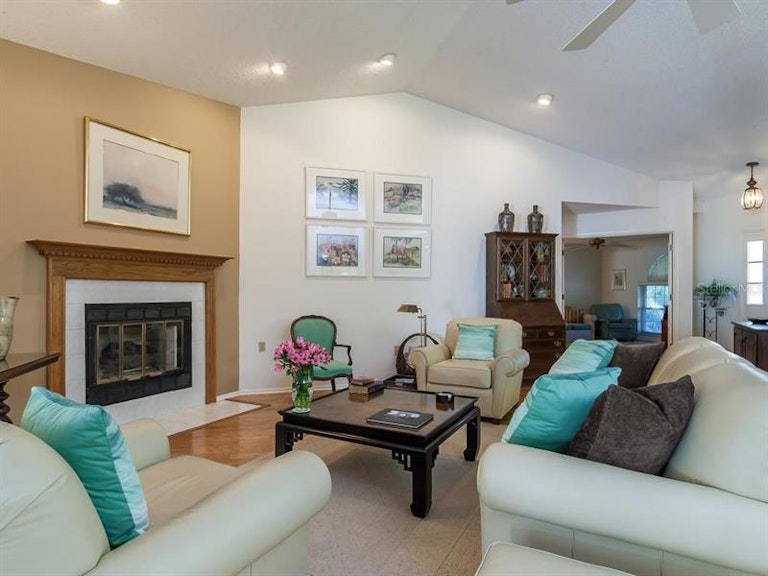 Photo 4 of 25 - 6079 Ravenwood Dr, Sarasota, FL 34243