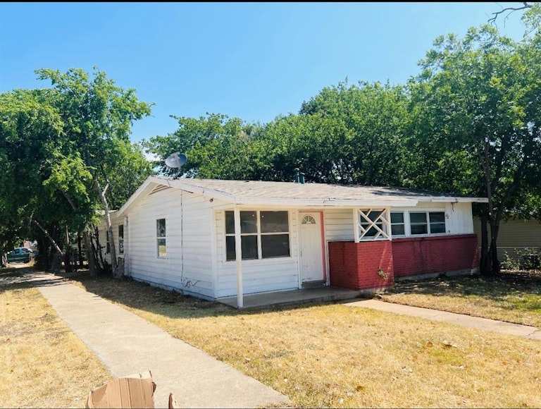 Photo 4 of 24 - 4401 Crenshaw Ave, Fort Worth, TX 76105