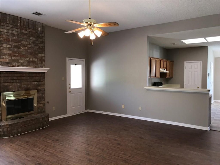 Photo 14 of 30 - 516 Tealridge Ln, Desoto, TX 75115