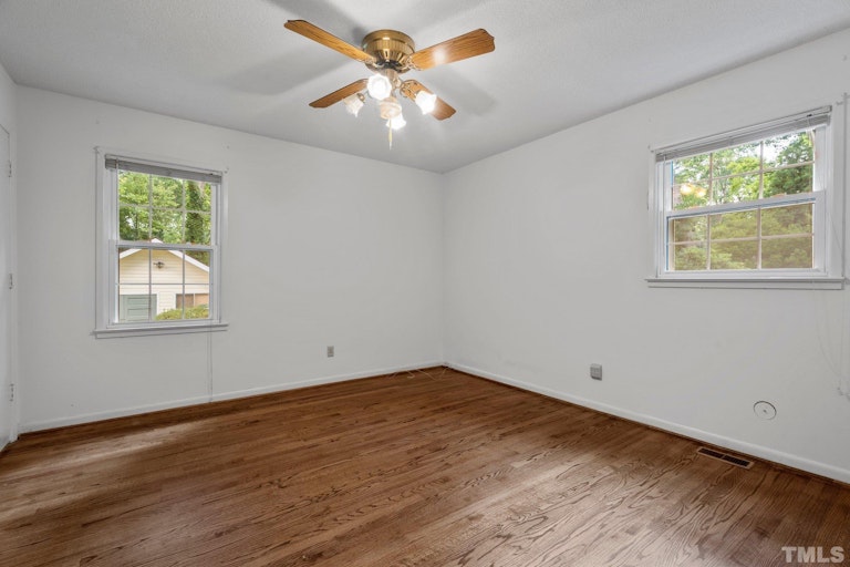 Photo 15 of 38 - 408 Chadwick Dr, Raleigh, NC 27609