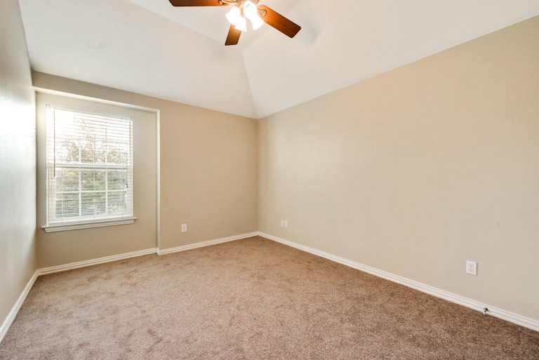 Photo 23 of 29 - 5733 Sugar Maple Dr, Fort Worth, TX 76244