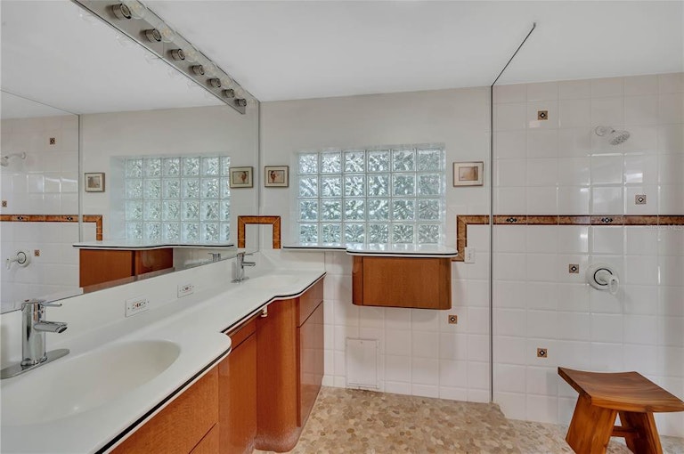 Photo 20 of 45 - 449 S Shore Dr, Osprey, FL 34229