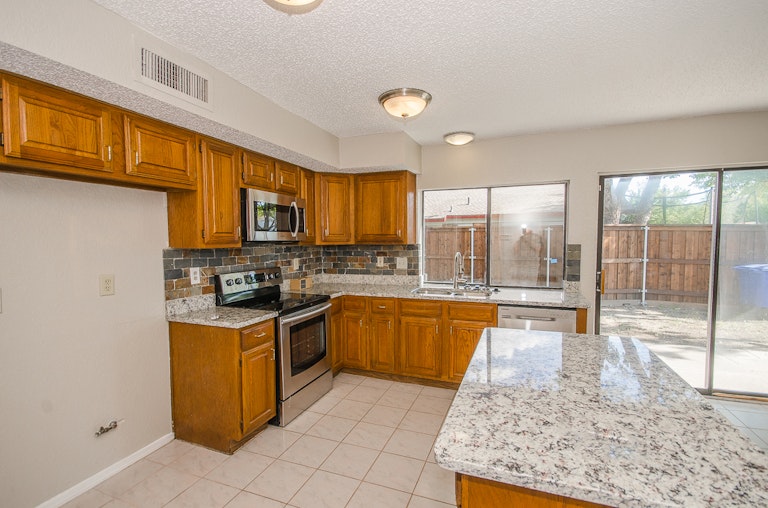 Photo 12 of 30 - 3123 Mayfair Dr, Carrollton, TX 75007