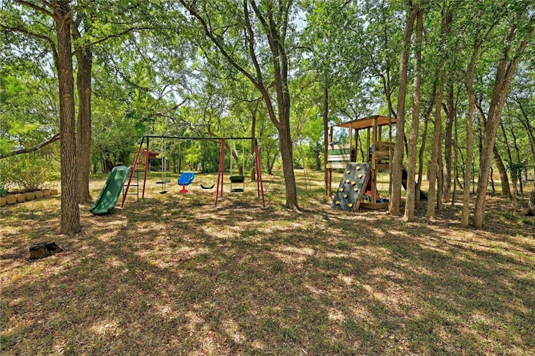 Photo 28 of 37 - 126 Deer Run Dr, Cedar Creek, TX 78612
