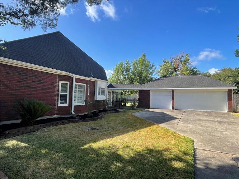 Photo 3 of 33 - 610 Ironwood Dr, Richmond, TX 77406
