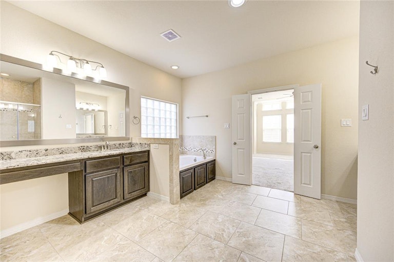 Photo 24 of 34 - 2811 Shadow Woods Ct, Houston, TX 77043