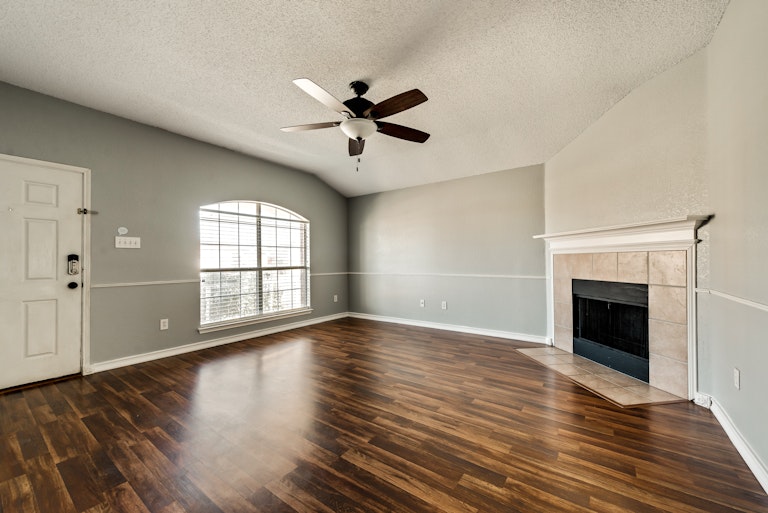 Photo 4 of 27 - 8713 Limestone Dr, Fort Worth, TX 76244
