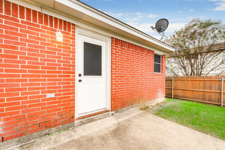Photo 23 of 26 - 1820 Whispering Cove Trl, Fort Worth, TX 76134