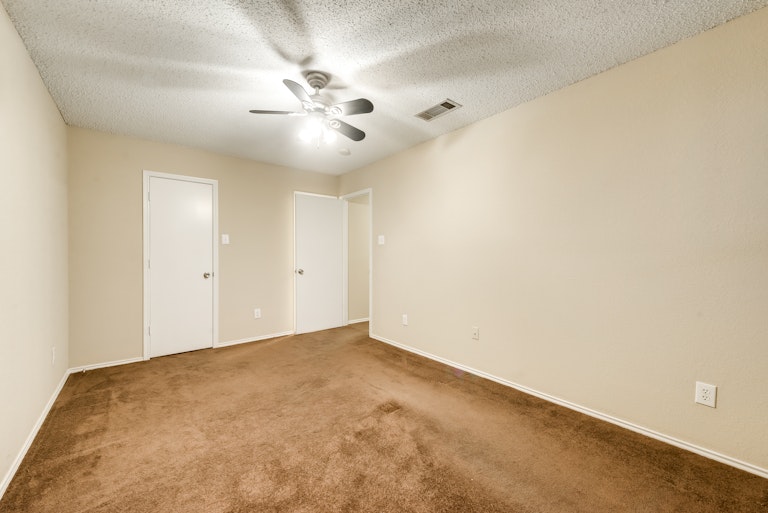 Photo 18 of 26 - 1820 Whispering Cove Trl, Fort Worth, TX 76134
