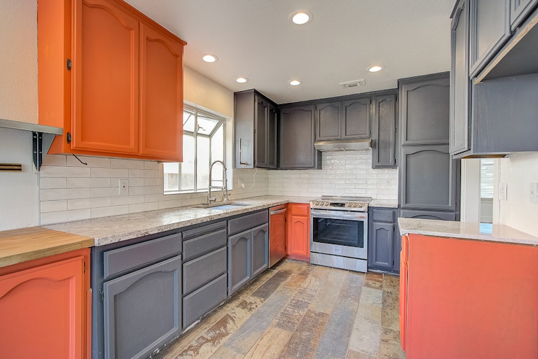 Photo 18 of 32 - 6724 Folkstone Way, Elk Grove, CA 95758