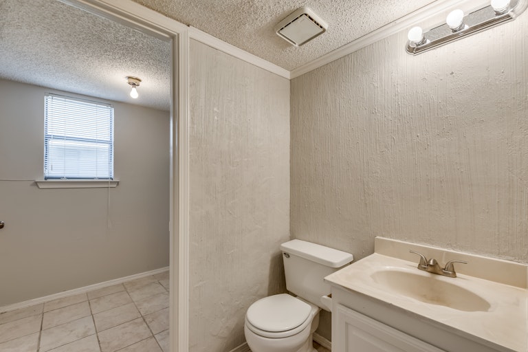 Photo 18 of 28 - 3917 Lois Cir, Rowlett, TX 75088