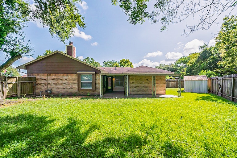 Photo 7 of 28 - 26 Parkbriar Cir, Baytown, TX 77521