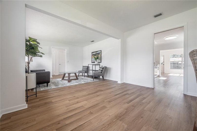 Photo 9 of 42 - 2503 Thornbrook Pl, Tampa, FL 33618