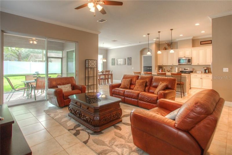 Photo 8 of 25 - 541 Westchester Hills Ln, Valrico, FL 33594