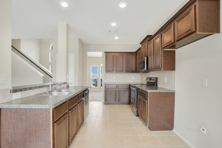 Photo 9 of 28 - 2020 Stonewood Dr, Lancaster, TX 75134