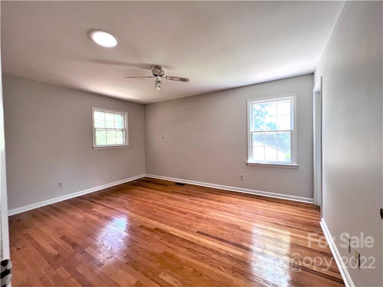 Photo 19 of 33 - 7427 Meadowdale Ln, Charlotte, NC 28212