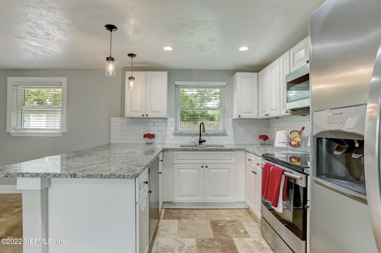 Photo 21 of 50 - 6919 Tampico Rd S, Jacksonville, FL 32244