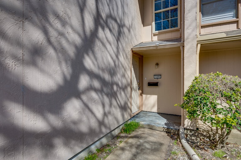 Photo 3 of 21 - 509 Valley Park Dr, Garland, TX 75043