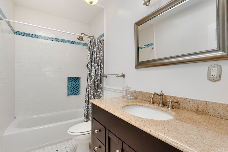 Photo 20 of 27 - 4381 Ventura Canyon Ave #1, Sherman Oaks, CA 91423