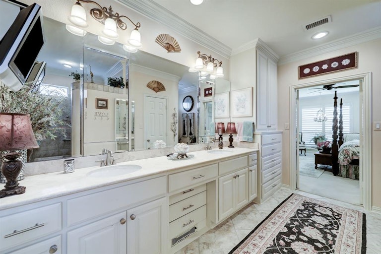Photo 19 of 36 - 1518 Pine Chase Dr, Houston, TX 77055