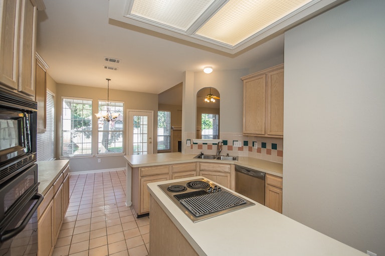 Photo 5 of 44 - 2712 Summerwood Ct, McKinney, TX 75072