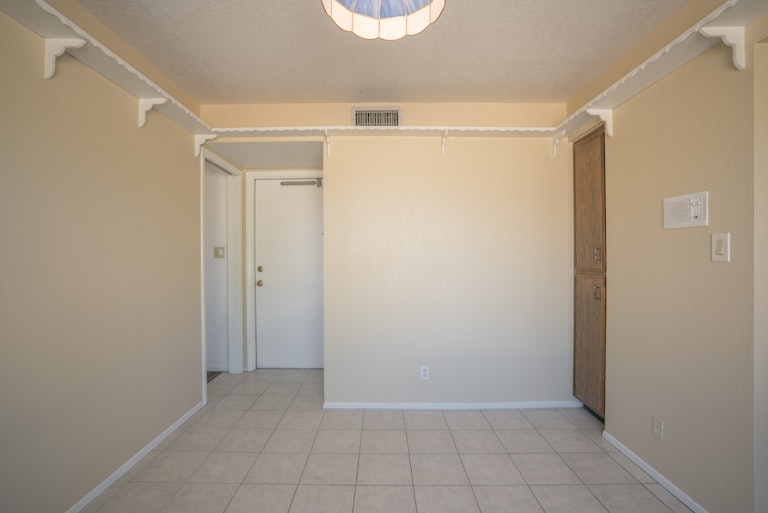 Photo 8 of 26 - 4340 W Paradise Dr, Glendale, AZ 85304