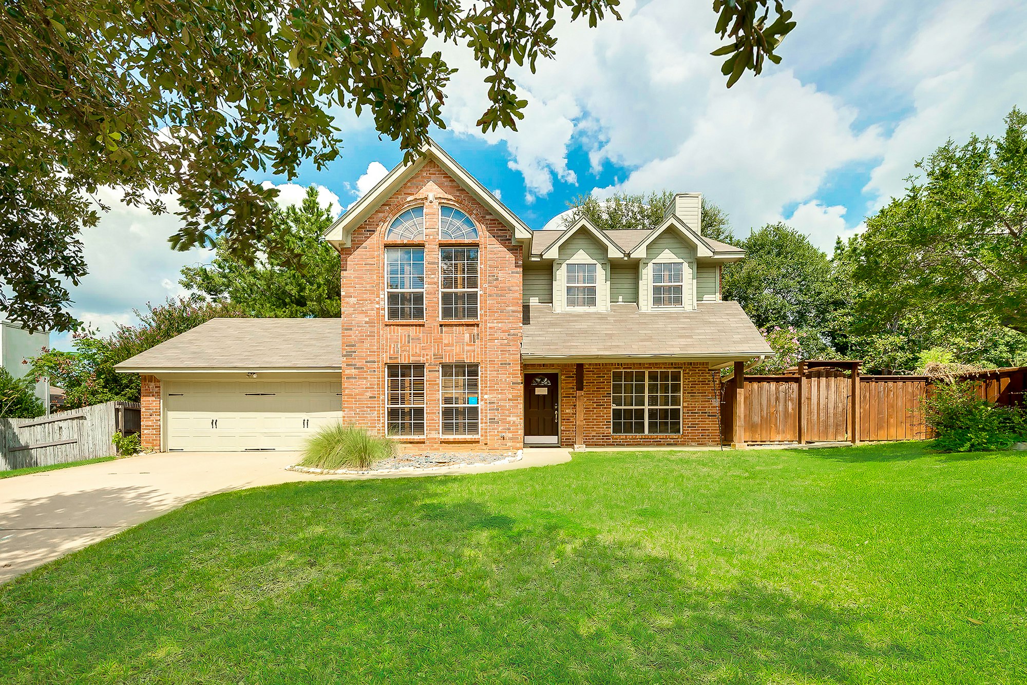 Photo 1 of 26 - 424 Caviness Dr, Grapevine, TX 76051