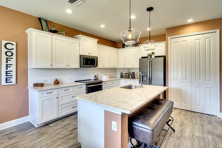 Photo 11 of 39 - 1124 Thornbury Dr, Parrish, FL 34219