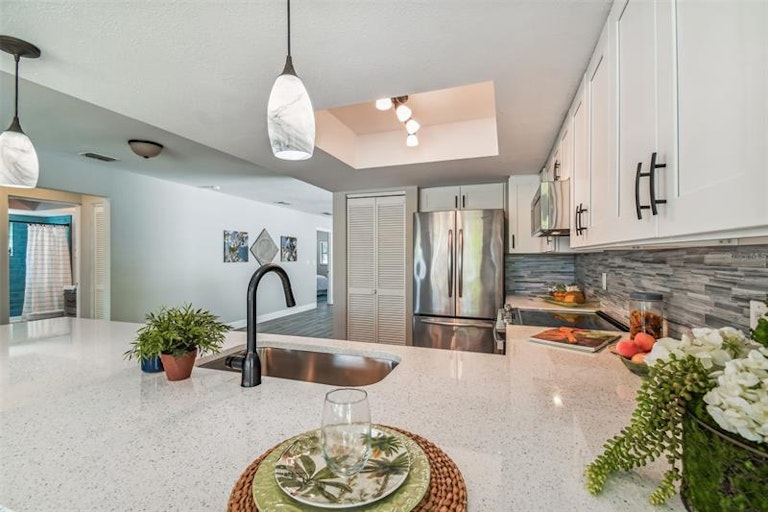 Photo 18 of 42 - 8010 Diagonal Rd N, Saint Petersburg, FL 33702