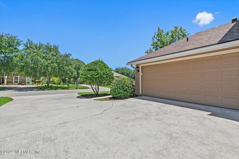 Photo 33 of 40 - 627 Battersea Dr, Saint Augustine, FL 32095