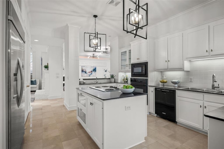 Photo 14 of 35 - 13703 Creekside Pl, Dallas, TX 75240