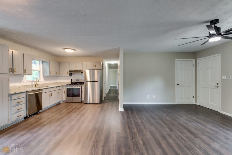 Photo 6 of 24 - 2920 NW Landmark Dr, Conyers, GA 30094