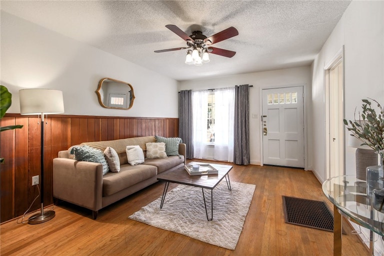Photo 3 of 11 - 1001 E 45th St, Austin, TX 78751