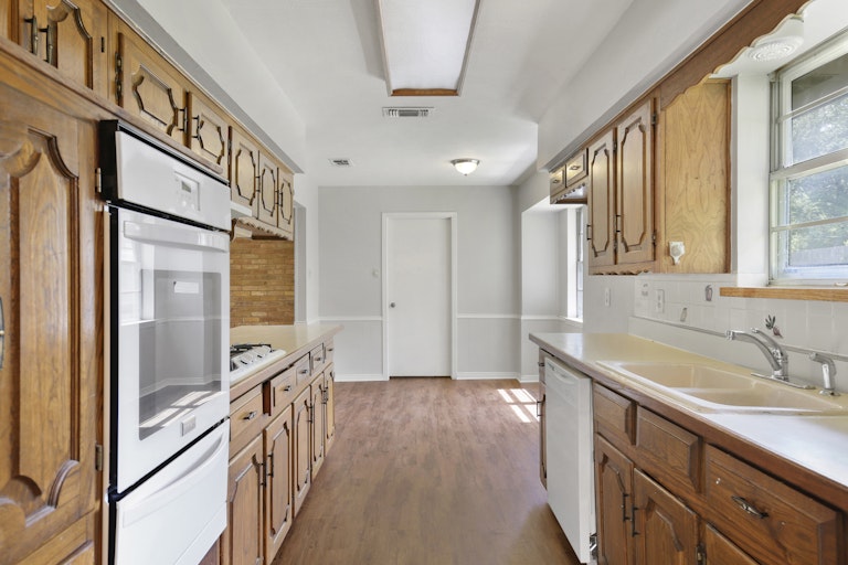 Photo 3 of 26 - 142 Bailey Dr, Desoto, TX 75115