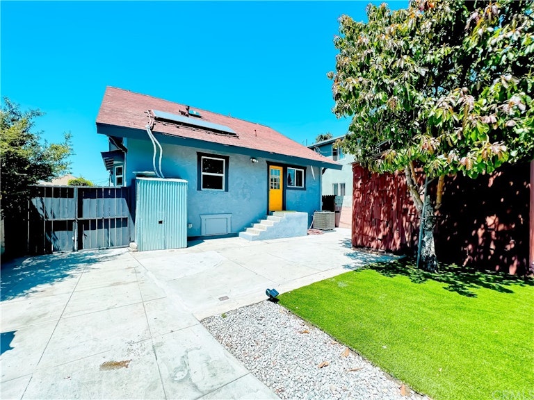 Photo 22 of 25 - 228 W 52nd St, Los Angeles, CA 90037