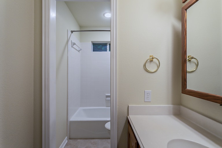 Photo 17 of 28 - 124 Hummingbird Ln, Justin, TX 76247