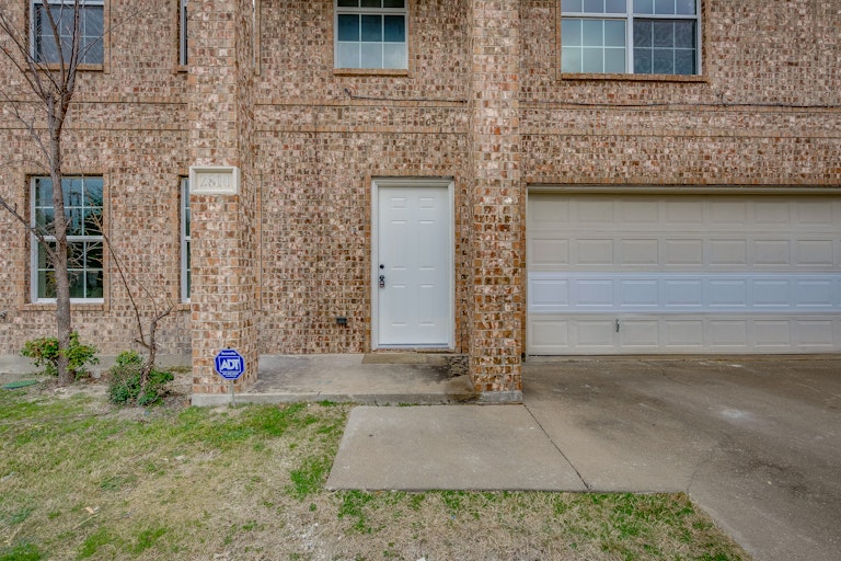 Photo 7 of 24 - 2909 Victorian Forest Dr, Dallas, TX 75227