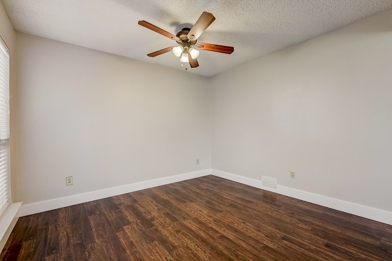 Photo 5 of 30 - 1502 Windmill Ln, Mesquite, TX 75149