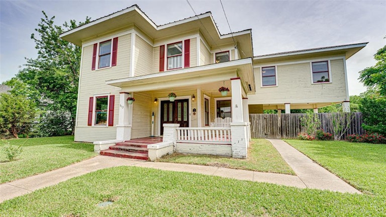 Photo 2 of 40 - 613 E Marvin Ave, Waxahachie, TX 75165