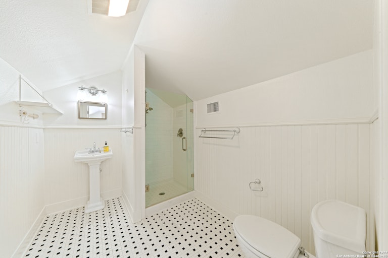 Photo 25 of 39 - 347 E Huisache Ave, San Antonio, TX 78212