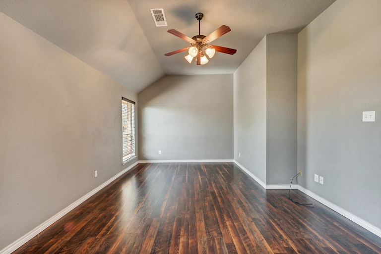 Photo 11 of 25 - 5532 Chinkapin Ln, Fort Worth, TX 76244