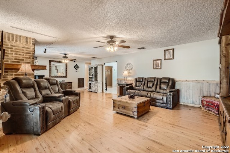 Photo 8 of 38 - 1122 Crescent Hill Dr, San Antonio, TX 78253