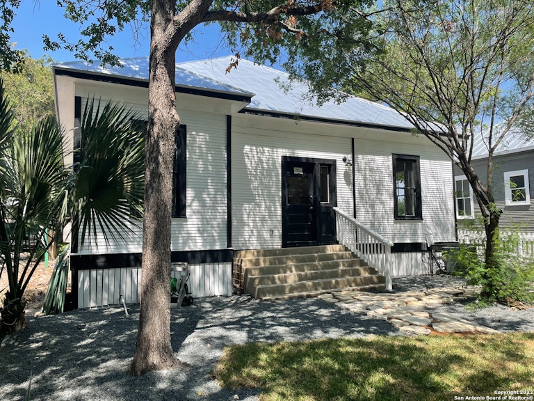 Photo 4 of 32 - 1139 S Saint Marys St, San Antonio, TX 78210