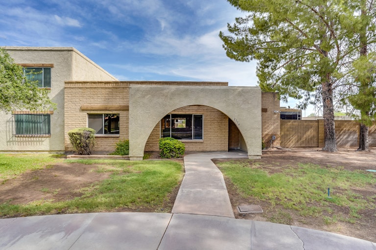 Photo 1 of 32 - 2176 E Ellis Dr, Tempe, AZ 85282