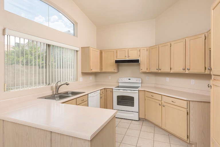 Photo 3 of 21 - 1315 E Helena Dr, Phoenix, AZ 85022