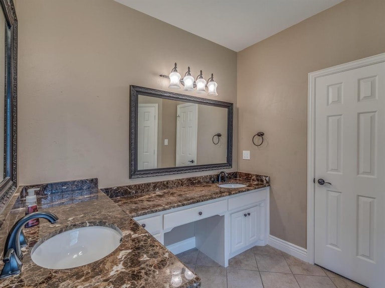 Photo 17 of 32 - 2524 Oak Brook Dr, Bedford, TX 76021
