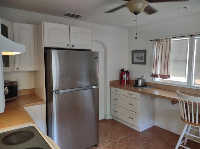 Photo 7 of 56 - 2256 Burlington Ave N, Saint Petersburg, FL 33713